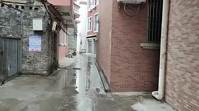 小镇乡村雨天小巷拍摄实拍视频的预览图